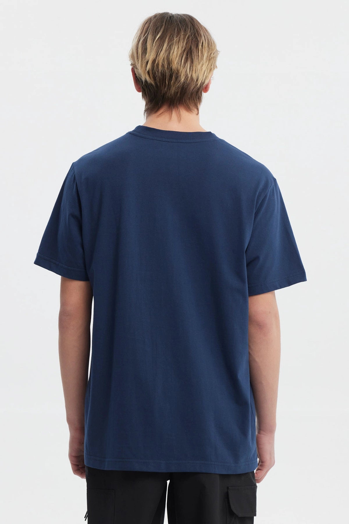 Polera azul hombre regular fit con letra B blanca grande estilo gótico en el pecho sin estampas adicionales lisa