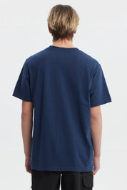 Polera azul hombre regular fit con letra B blanca grande estilo gótico en el pecho sin estampas adicionales lisa