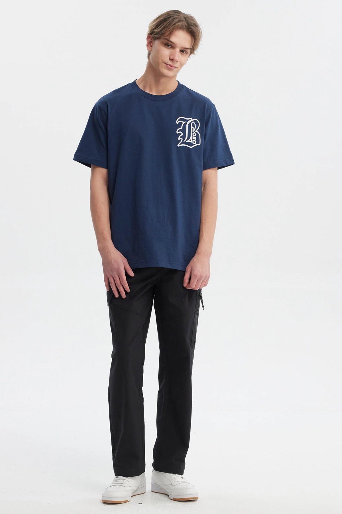 Polera azul hombre regular fit con letra B blanca grande estilo gótico en el pecho sin estampas adicionales lisa