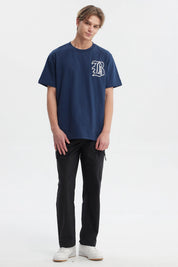 Polera azul hombre regular fit con letra B blanca grande estilo gótico en el pecho sin estampas adicionales lisa