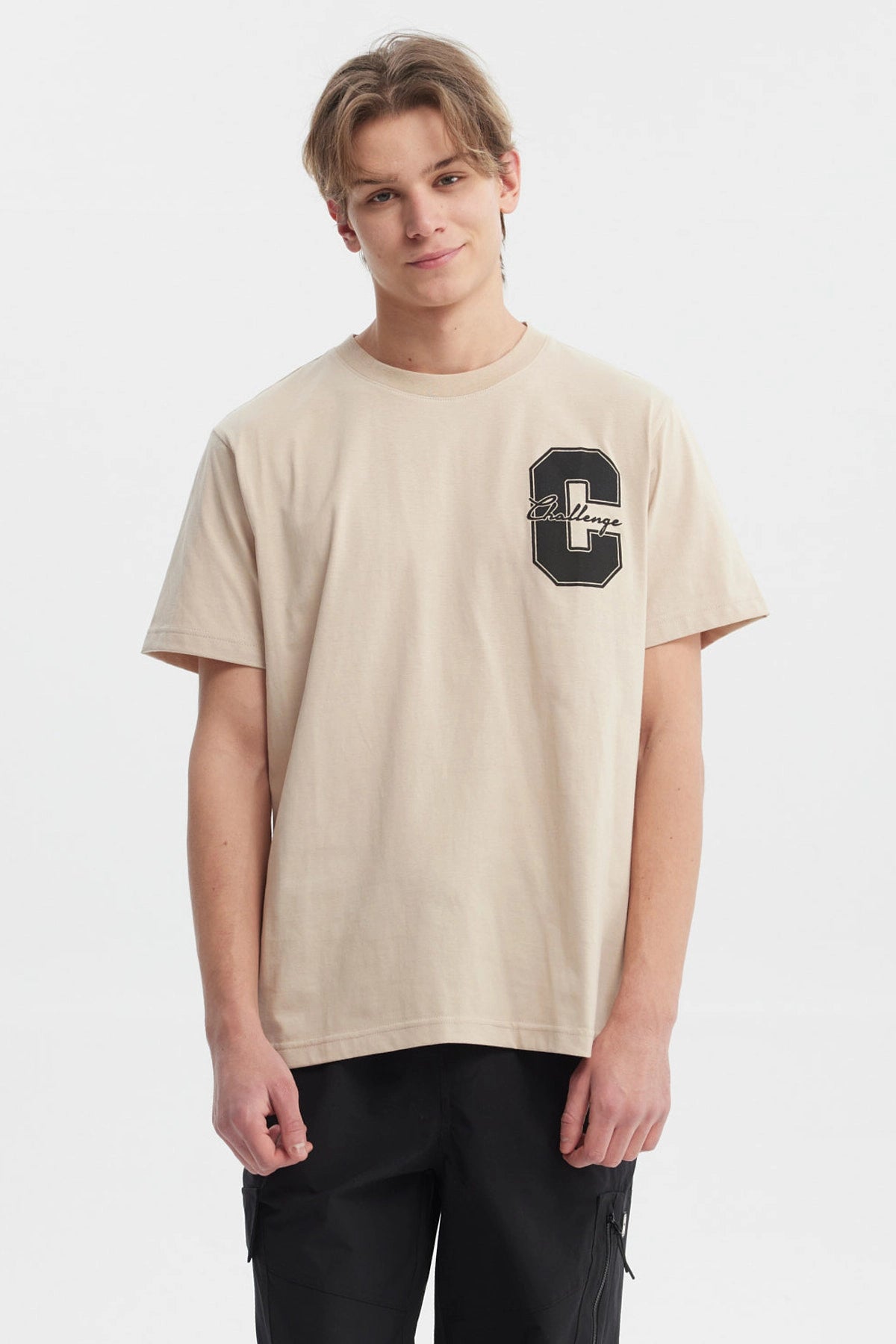 Polera beige de hombre regular fit con letra C y palabra Challenge en el pecho estilo deportivo casual