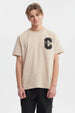 Polera beige de hombre regular fit con letra C y palabra Challenge en el pecho estilo deportivo casual