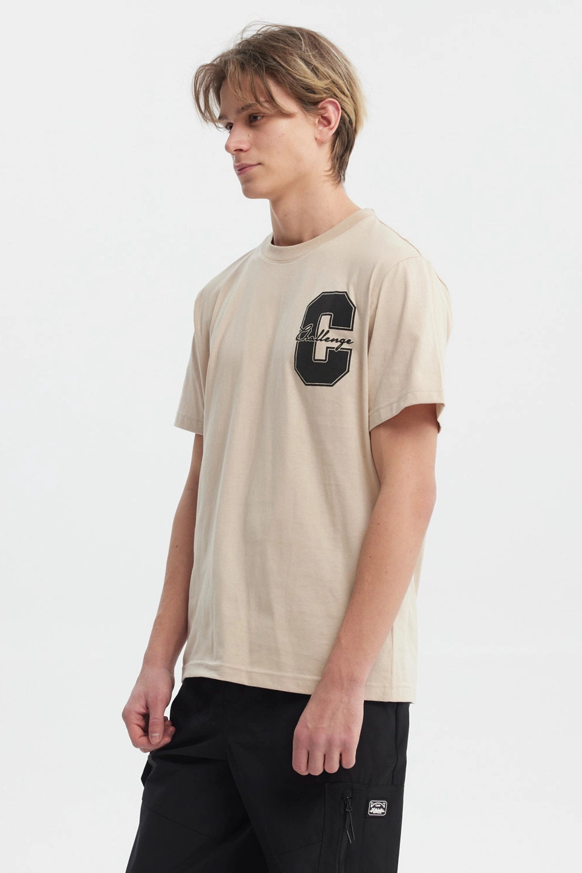 Polera beige de hombre regular fit con letra C y palabra Challenge en el pecho estilo deportivo casual