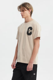 Polera beige de hombre regular fit con letra C y palabra Challenge en el pecho estilo deportivo casual
