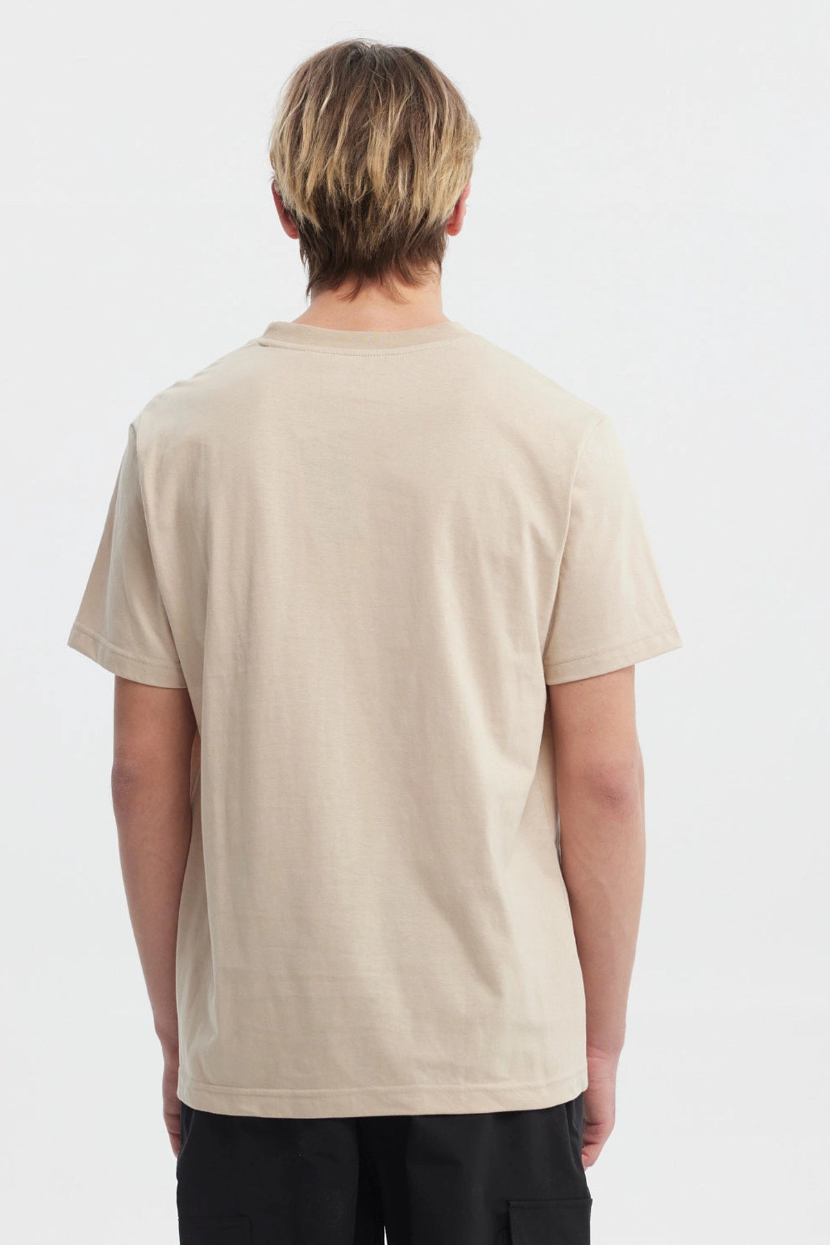 Polera beige de hombre regular fit con letra C y palabra Challenge en el pecho estilo deportivo casual