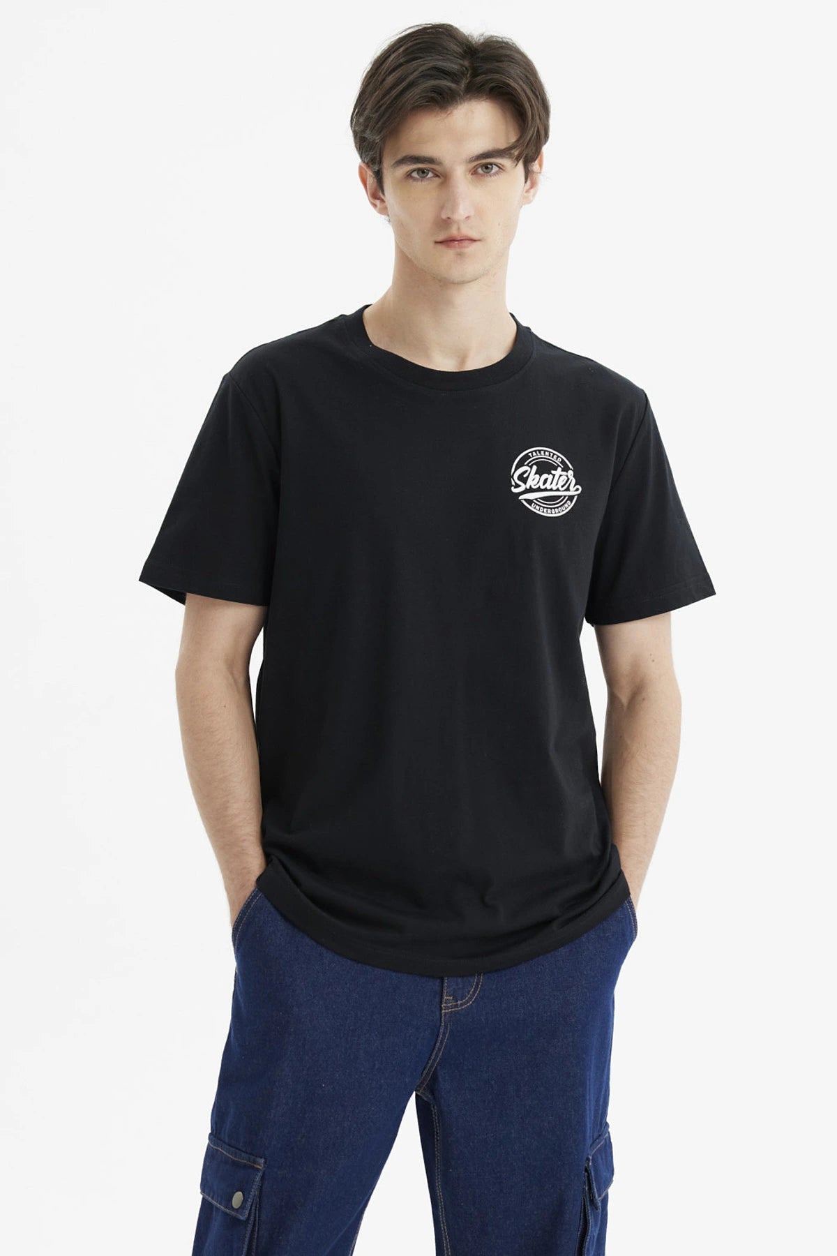 Polera negra de hombre con logo Skater en el pecho estilo casual urbano