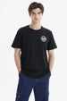 Polera negra de hombre con logo Skater en el pecho estilo casual urbano