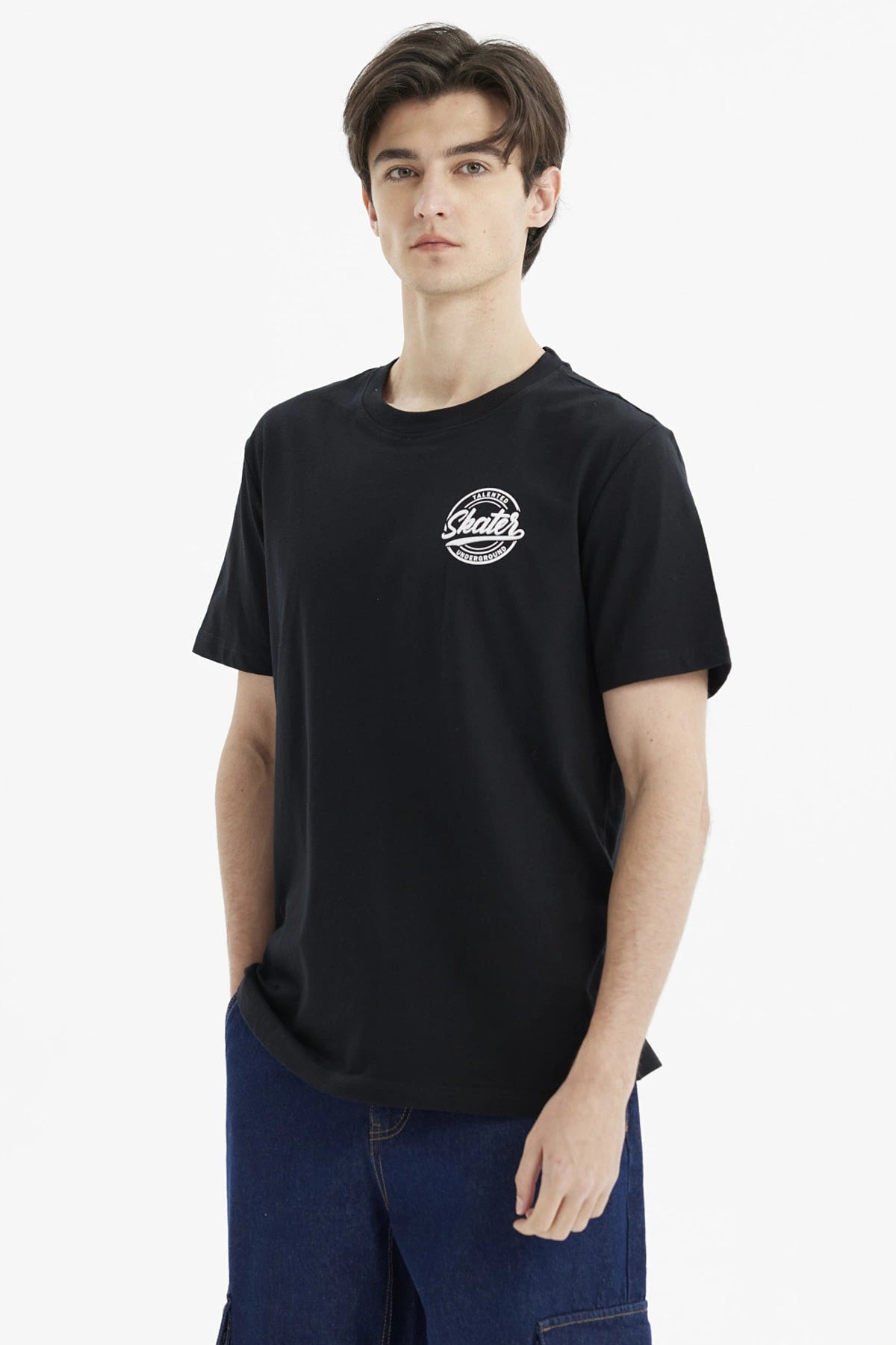 Polera negra de hombre con logo Skater en el pecho estilo casual urbano