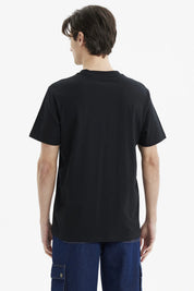 Polera negra de hombre con logo Skater en el pecho estilo casual urbano
