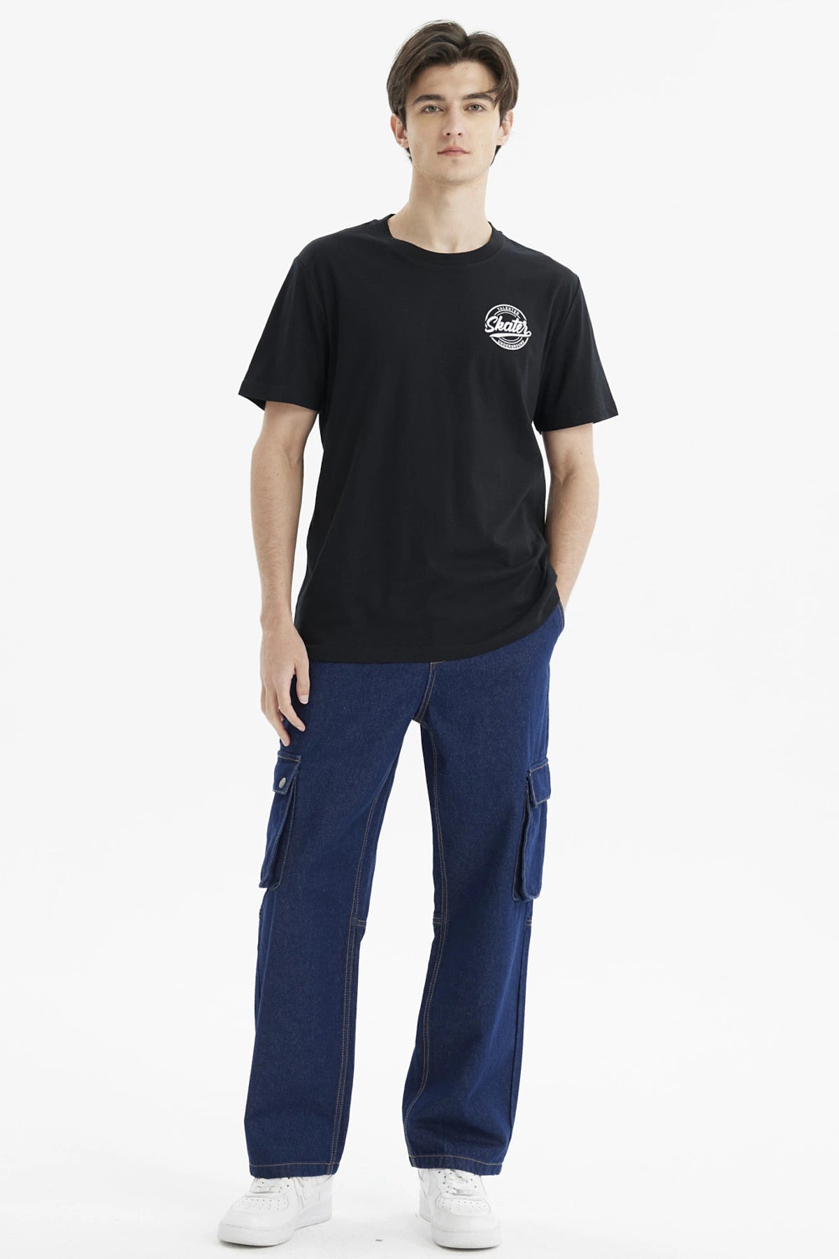 Polera negra de hombre con logo Skater en el pecho estilo casual urbano