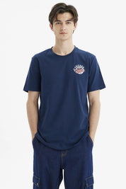 Polera azul hombre regular con estampa pequeña de Chicago Varsity en el pecho estilo gráfico urbano
