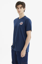 Polera azul hombre regular con estampa pequeña de Chicago Varsity en el pecho estilo gráfico urbano