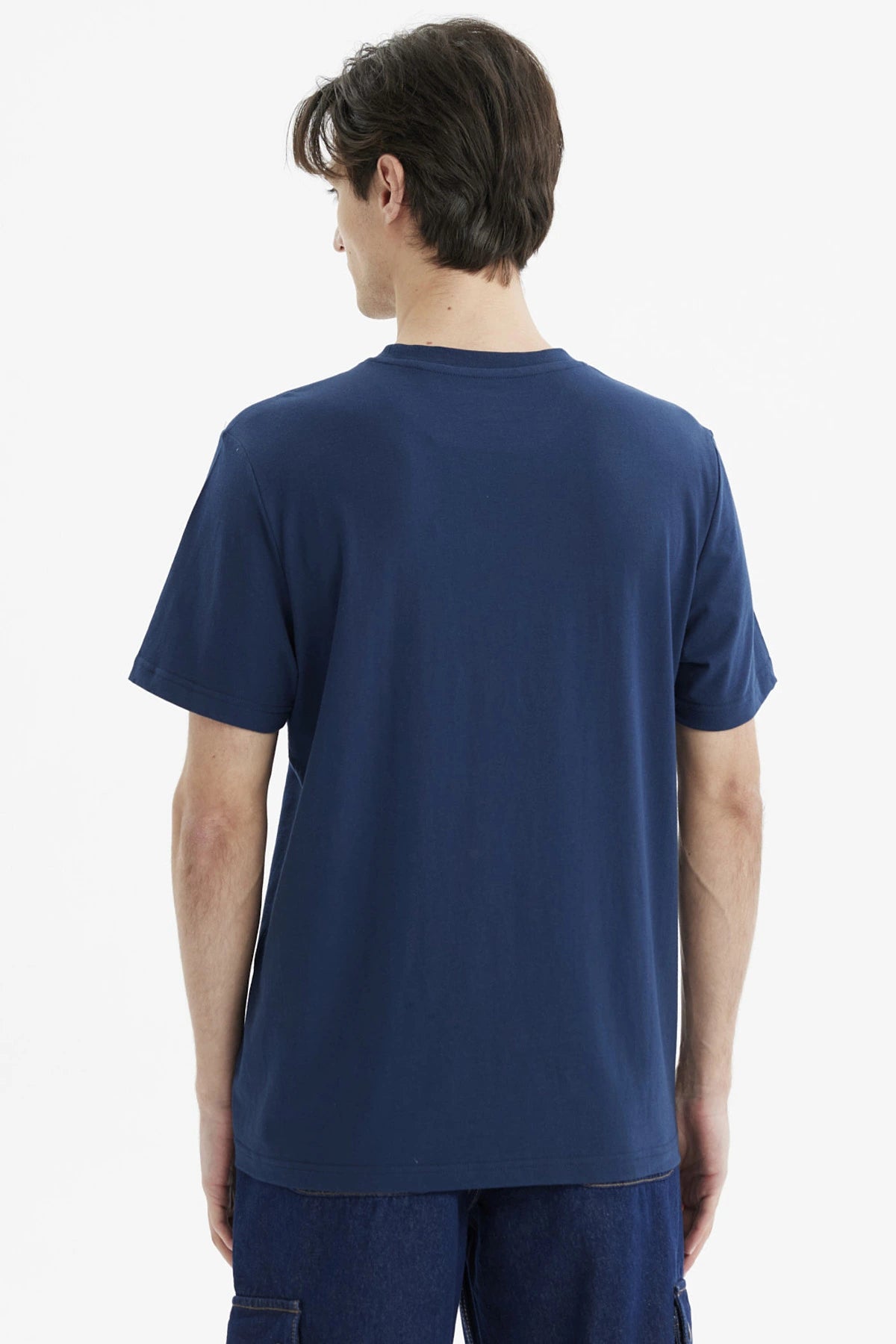 Polera azul hombre regular con estampa pequeña de Chicago Varsity en el pecho estilo gráfico urbano