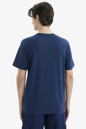 Polera azul hombre regular con estampa pequeña de Chicago Varsity en el pecho estilo gráfico urbano