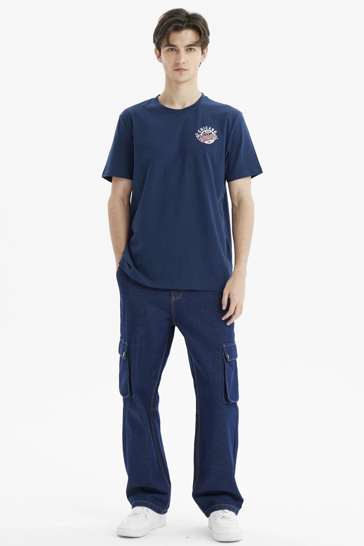 Polera azul hombre regular con estampa pequeña de Chicago Varsity en el pecho estilo gráfico urbano