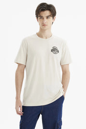 Polera beige para hombre con corte regular y estampado pequeño negro en el pecho Skate Underground Board