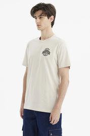 Polera beige para hombre con corte regular y estampado pequeño negro en el pecho Skate Underground Board