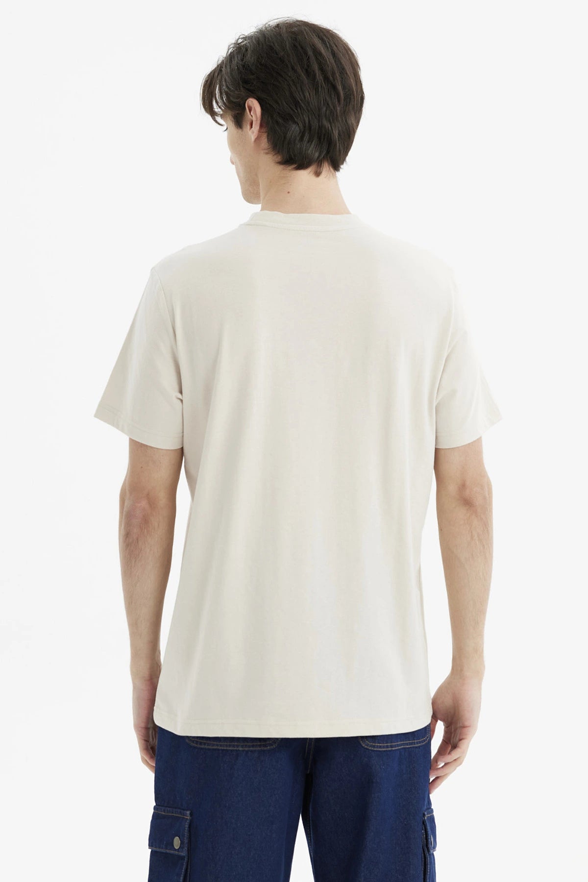 Polera beige para hombre con corte regular y estampado pequeño negro en el pecho Skate Underground Board