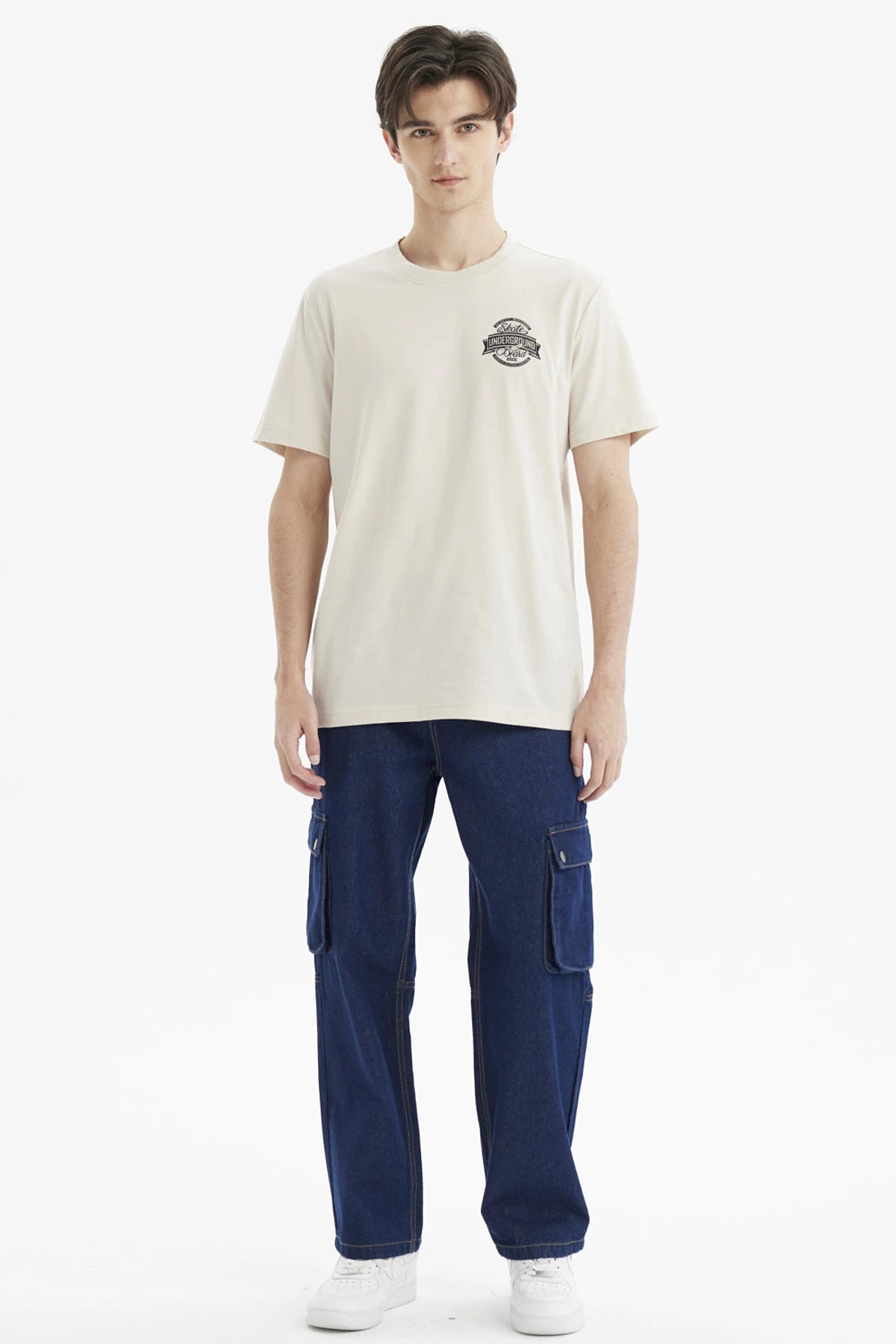 Polera beige para hombre con corte regular y estampado pequeño negro en el pecho Skate Underground Board