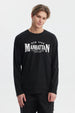 Polera negra de hombre con mangas largas y estampa grande en el frente que dice 'New York Manhattan Central Park Est 1898' en letras blancas