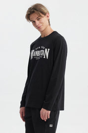 Polera negra de hombre con mangas largas y estampa grande en el frente que dice 'New York Manhattan Central Park Est 1898' en letras blancas