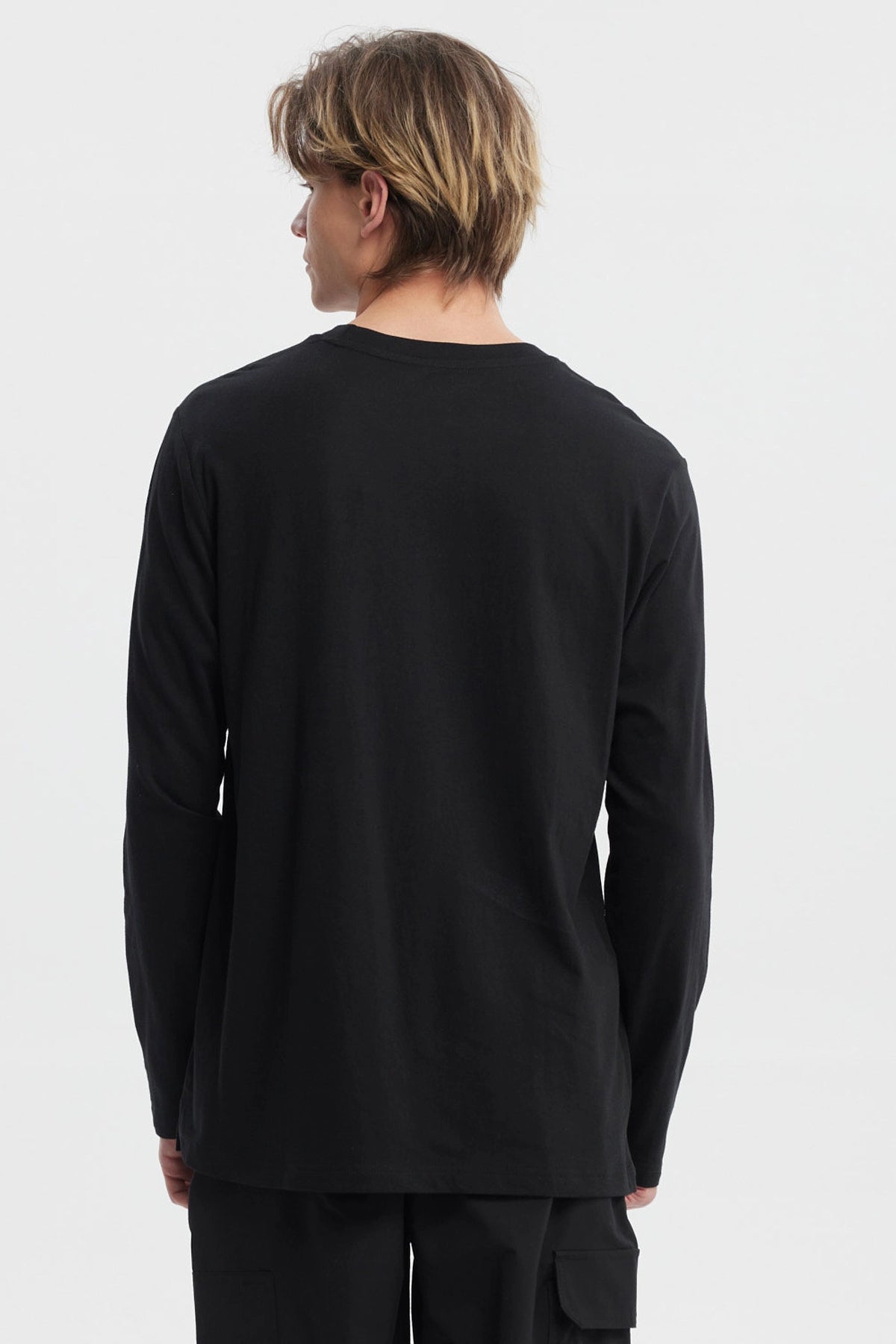 Polera negra de hombre con mangas largas y estampa grande en el frente que dice 'New York Manhattan Central Park Est 1898' en letras blancas