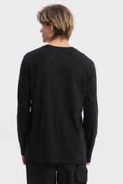 Polera negra de hombre con mangas largas y estampa grande en el frente que dice 'New York Manhattan Central Park Est 1898' en letras blancas
