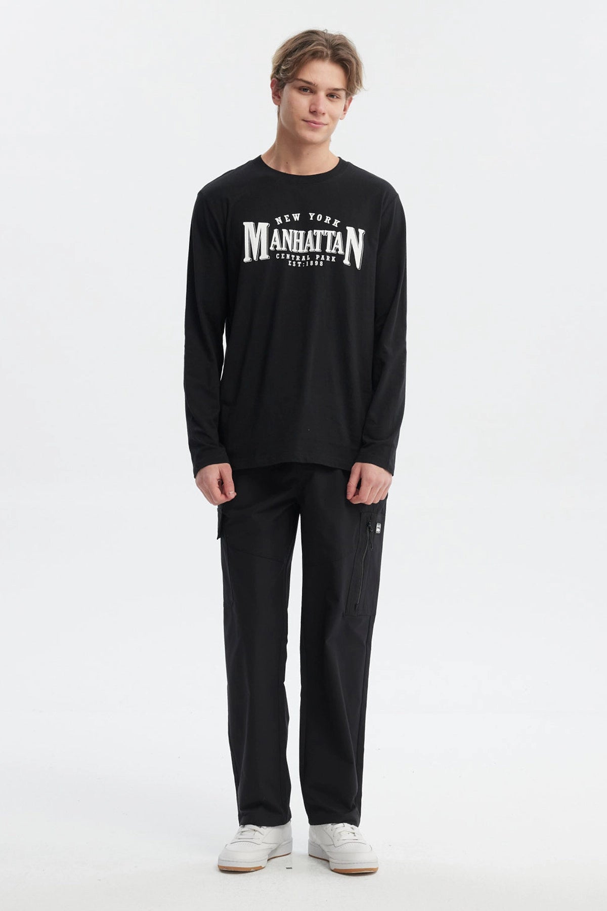 Polera negra de hombre con mangas largas y estampa grande en el frente que dice 'New York Manhattan Central Park Est 1898' en letras blancas