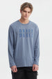 Polera de hombre azul piedra con texto BRAVE Winning Today en el pecho estilo moderno y casual ideal para el día a día