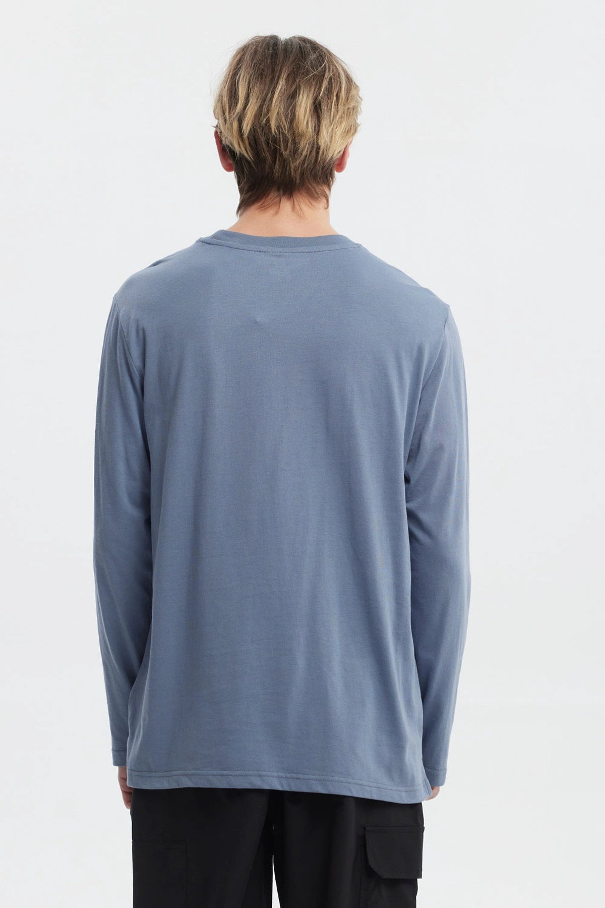Polera de hombre azul piedra con texto BRAVE Winning Today en el pecho estilo moderno y casual ideal para el día a día