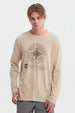 Polera beige oscuro hombre con brújula grande central y texto en el frente estilo casual relajado sin estampa trasera