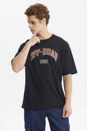 Polera oversize negra con texto Off-Road 1982 en el pecho estilo casual sin estampa adicional