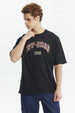 Polera oversize negra con texto Off-Road 1982 en el pecho estilo casual sin estampa adicional