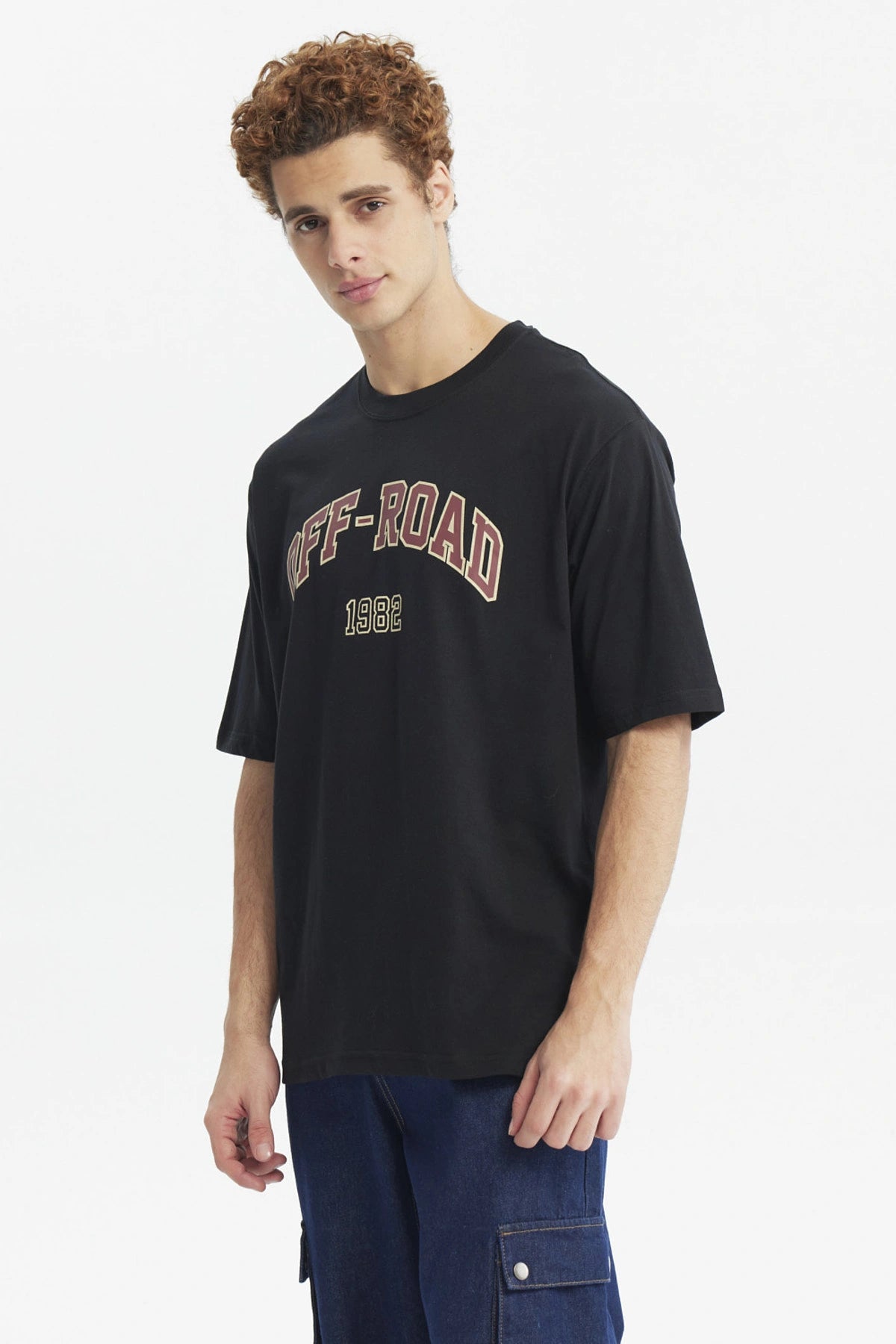 Polera oversize negra con texto Off-Road 1982 en el pecho estilo casual sin estampa adicional