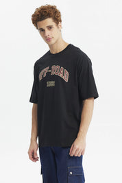 Polera oversize negra con texto Off-Road 1982 en el pecho estilo casual sin estampa adicional