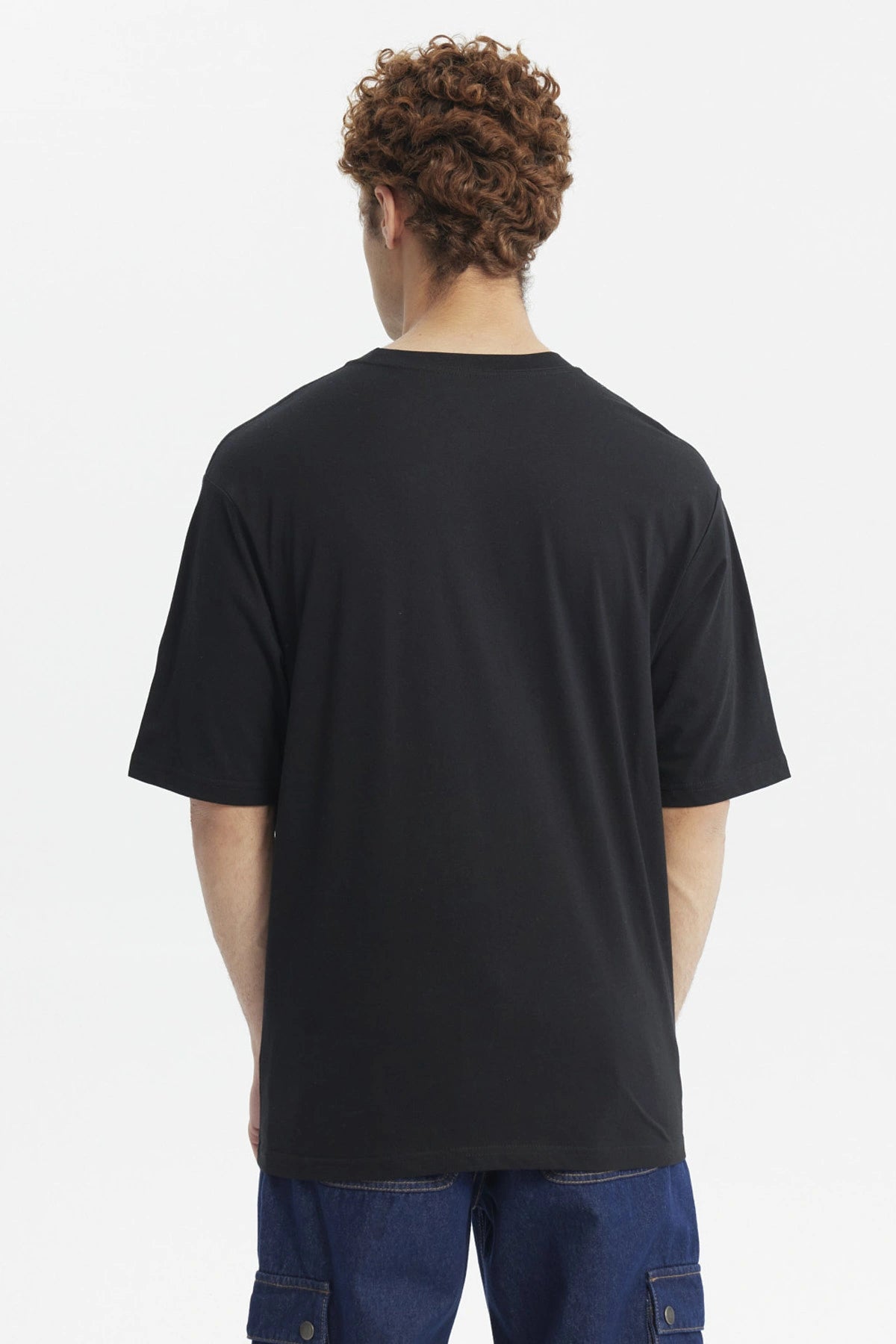 Polera oversize negra con texto Off-Road 1982 en el pecho estilo casual sin estampa adicional