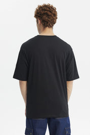 Polera oversize negra con texto Off-Road 1982 en el pecho estilo casual sin estampa adicional