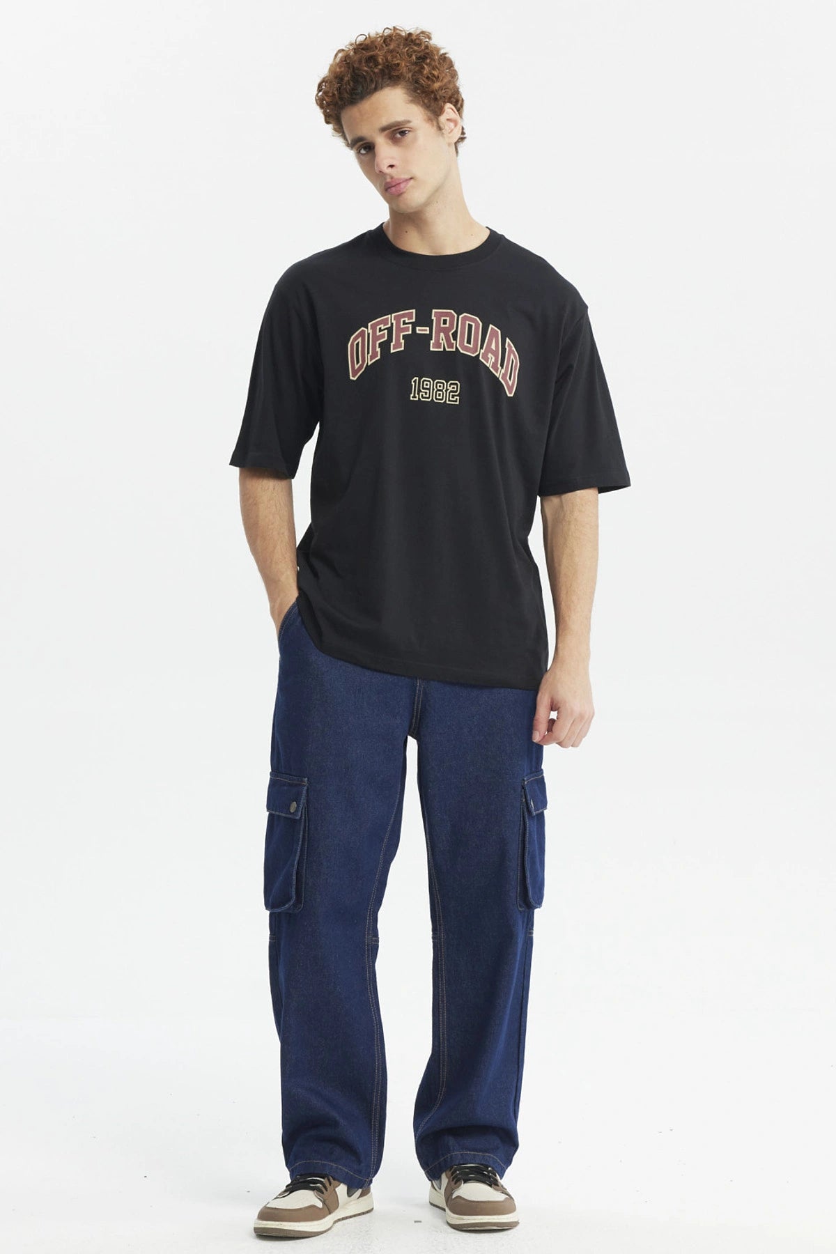 Polera oversize negra con texto Off-Road 1982 en el pecho estilo casual sin estampa adicional