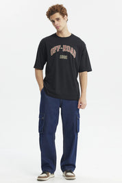 Polera oversize negra con texto Off-Road 1982 en el pecho estilo casual sin estampa adicional