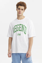 Polera oversize blanca para hombre con la palabra Legend y el número 1760 en verde al frente estilo universitario