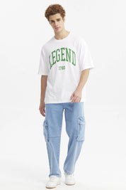 Polera oversize blanca para hombre con la palabra Legend y el número 1760 en verde al frente estilo universitario