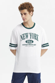Polera blanca para hombre con texto New York USA Extraordinary en el pecho en verde y detalles de rayas en las mangas