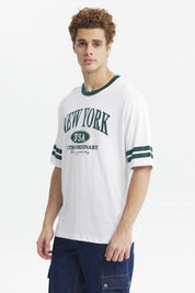 Polera blanca para hombre con texto New York USA Extraordinary en el pecho en verde y detalles de rayas en las mangas