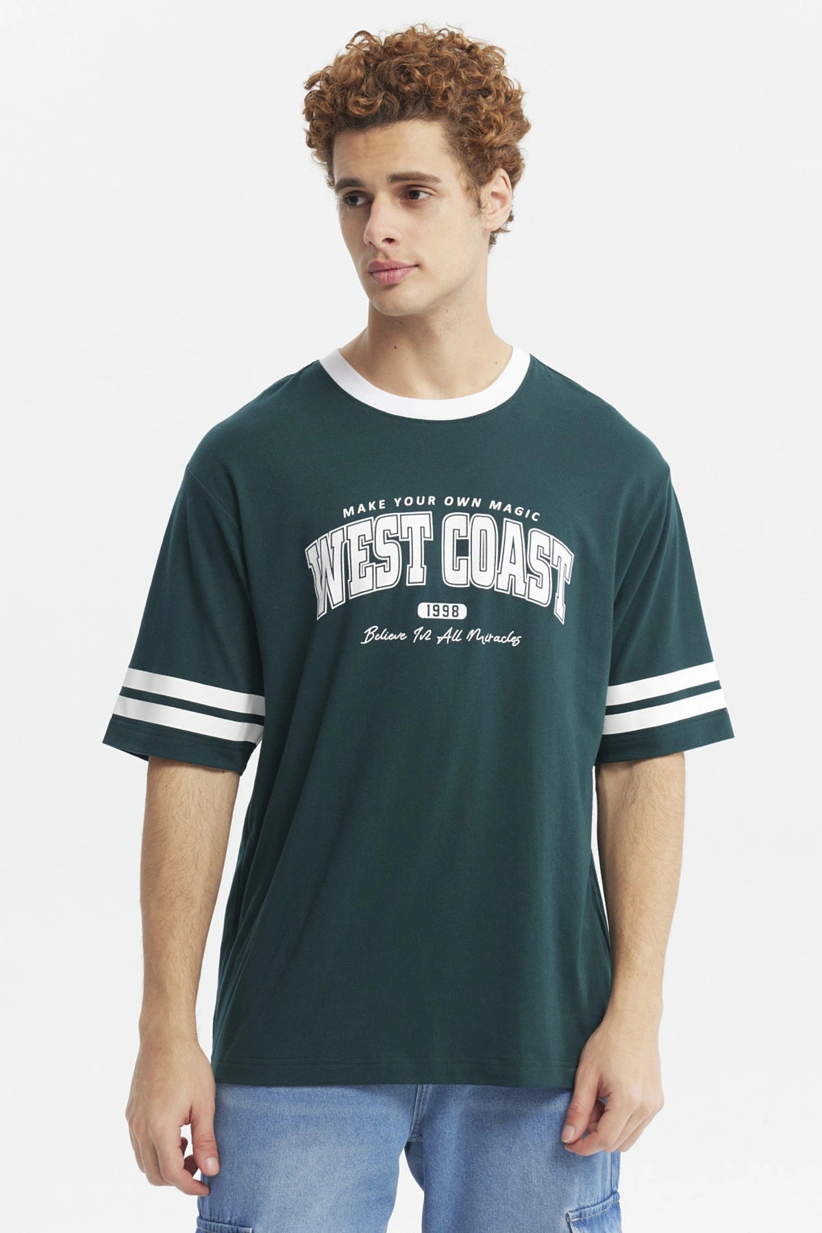 Polera verde oscuro para hombre con texto West Coast en el pecho estilo deportivo con rayas blancas en las mangas