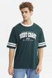 Polera verde oscuro para hombre con texto West Coast en el pecho estilo deportivo con rayas blancas en las mangas