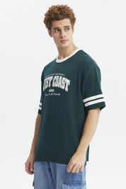 Polera verde oscuro para hombre con texto West Coast en el pecho estilo deportivo con rayas blancas en las mangas