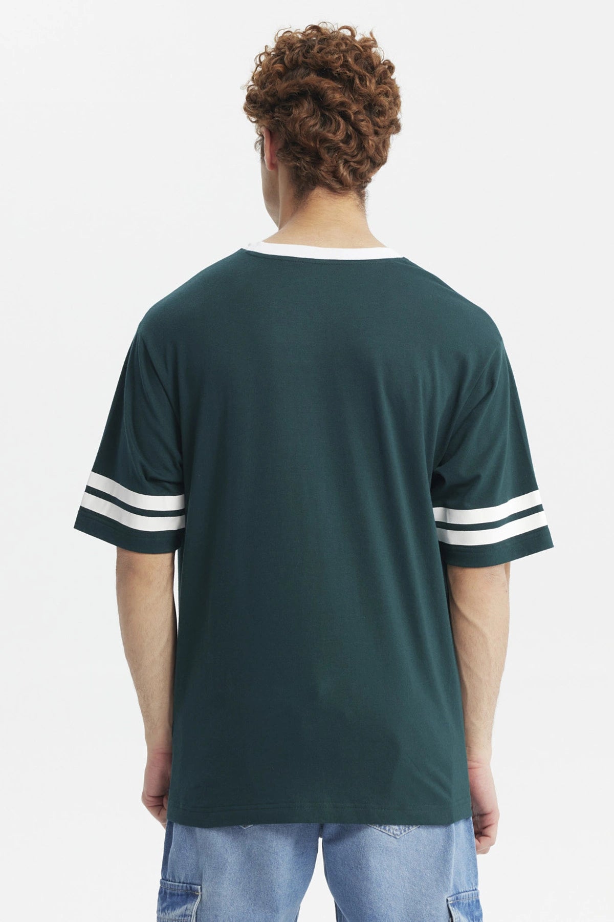 Polera verde oscuro para hombre con texto West Coast en el pecho estilo deportivo con rayas blancas en las mangas
