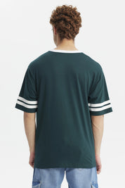 Polera verde oscuro para hombre con texto West Coast en el pecho estilo deportivo con rayas blancas en las mangas