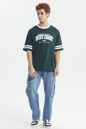 Polera verde oscuro para hombre con texto West Coast en el pecho estilo deportivo con rayas blancas en las mangas