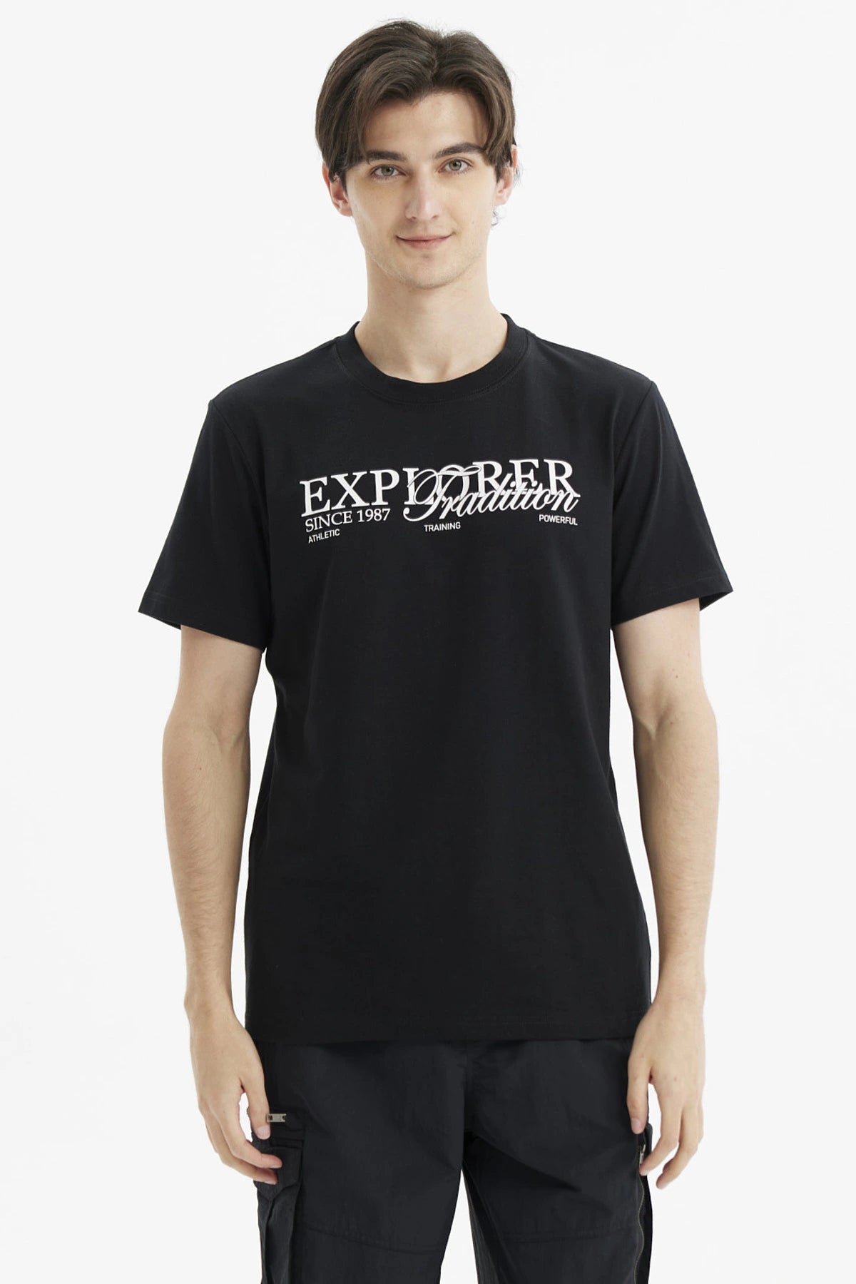Polera negra de hombre con estampado frontal blanco Explorer Tradition en estilo tipográfico casual